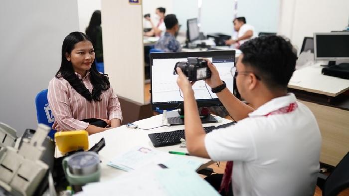 Seorang-warga-sedang-difoto-petugas-imigrasi-untuk-pembuatan.jpg
