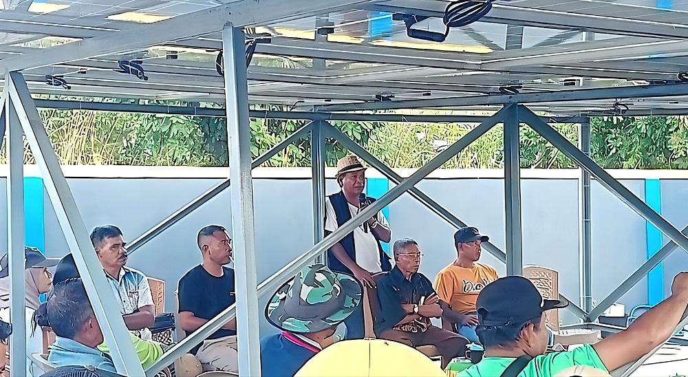 Serap-Aspirasi-Petani-Ketua-DPRD-Rote-Ndao-Lakukan-Dialog-dengan-Warga-di-Tengah-Sawah.jpg