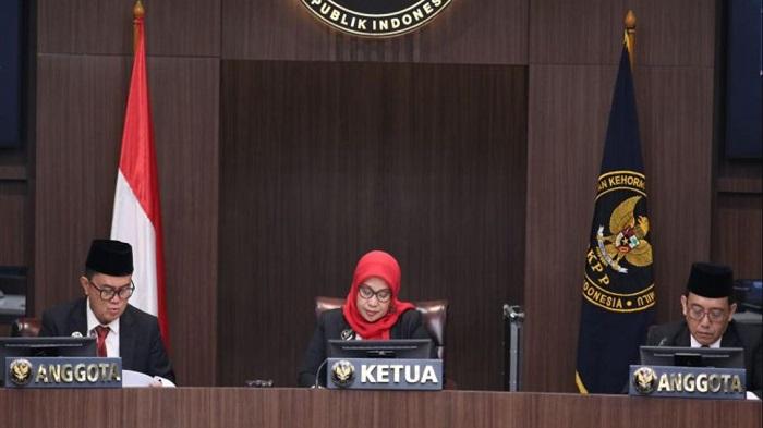 Sidang-DKPP-di-Jakarta-Jumat-2612024-dipimpin-oleh-Ratna-Dewi-Pettalolo.jpg