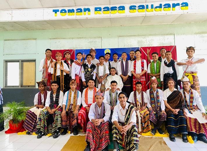 Siswa-SMA-Seminari-St-Rafael-Kupang-foto-bersama.jpg