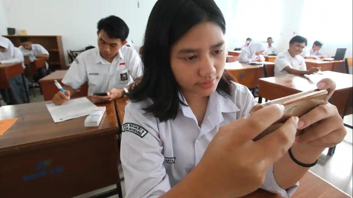 Siswa-mengerjakan-soal-menggunakan-smartphone-IPS-Ilmu-Pengetahan-Sosial.jpg