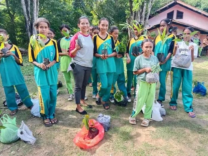 Siswa-siswi-dan-guru-guru-gelar-aksi-tanam.jpg