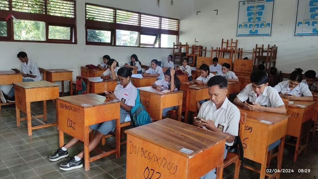Siswa-siswi-kelas-XII-SMAN-2-Kupang-mengikuti-ujian-sekolah-secara-daring.jpg