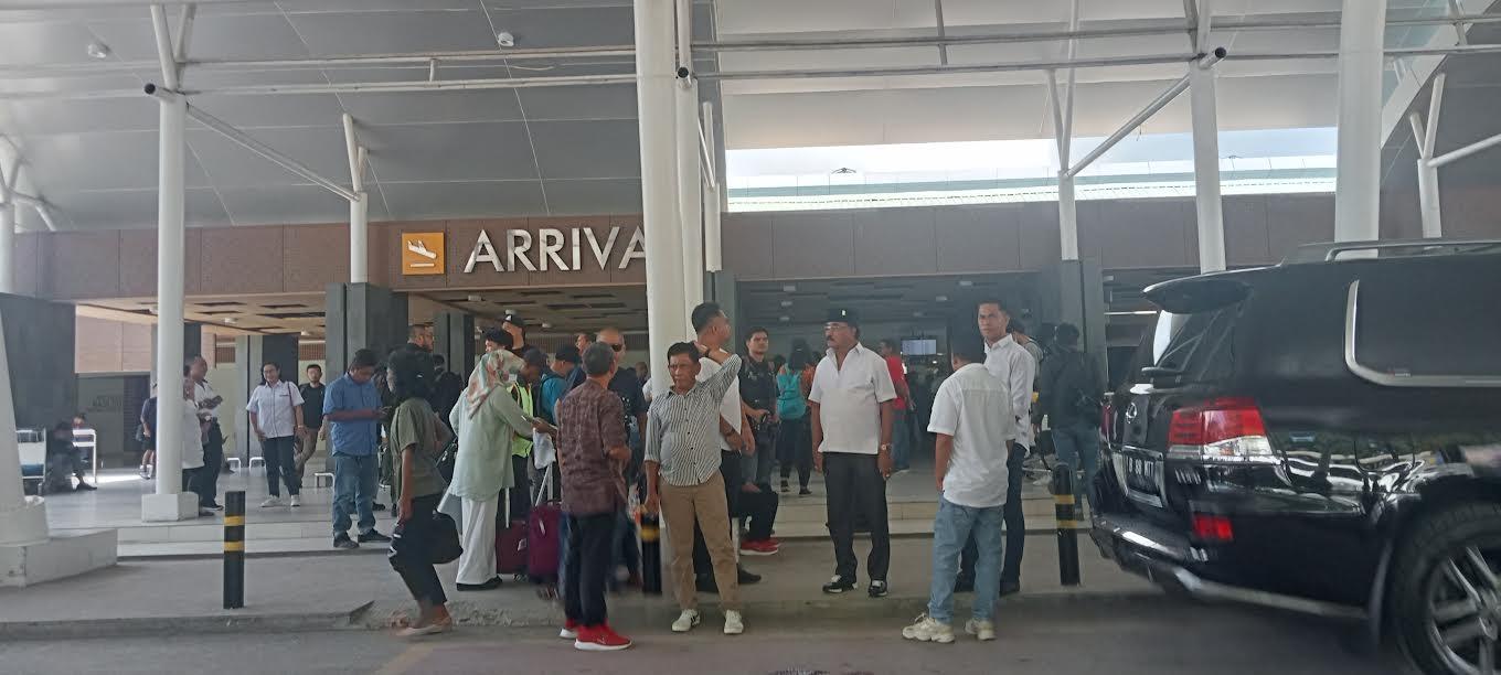 Ganjar Pranowo Kampaye di Kupang, Relawan Menunggu di Bandara El Tari