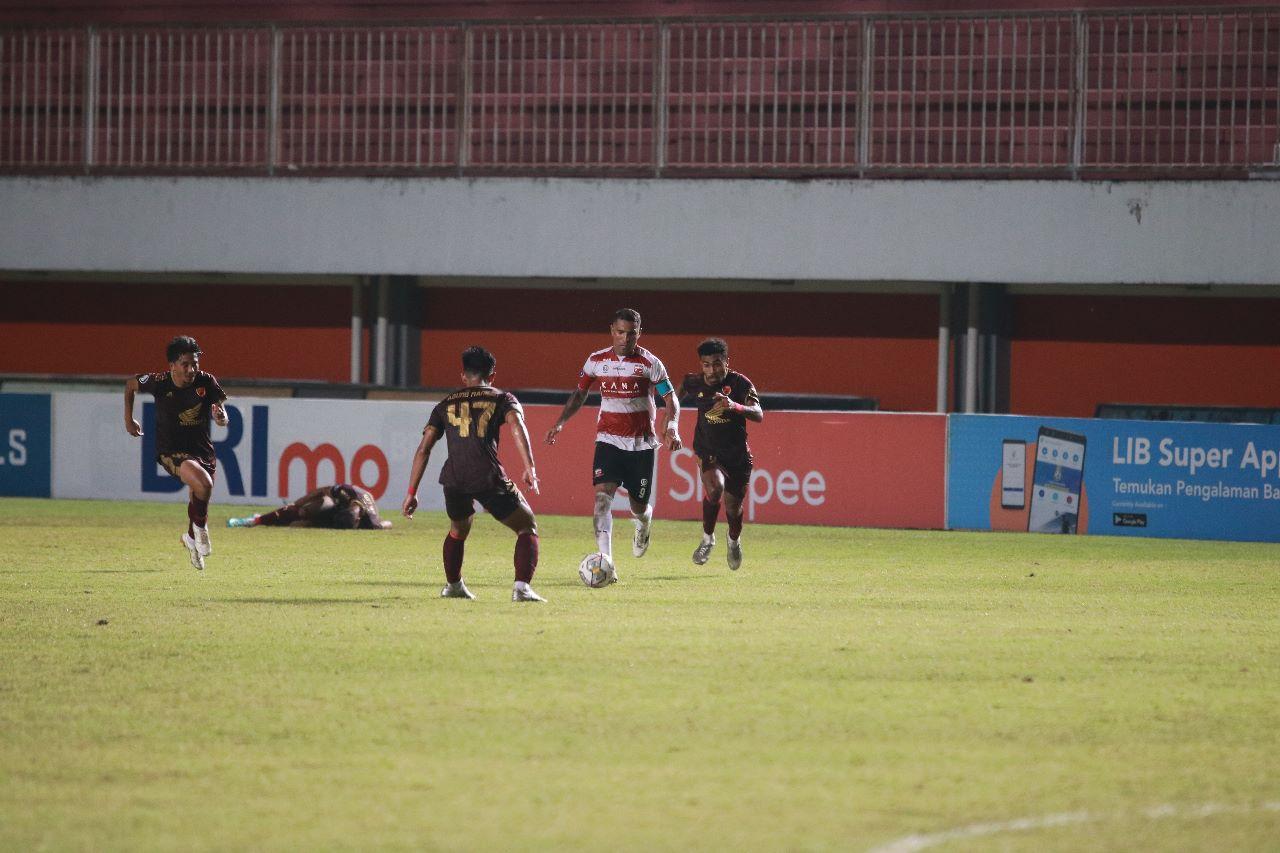 Skuad-Madura-United-sedang-latihan.jpg