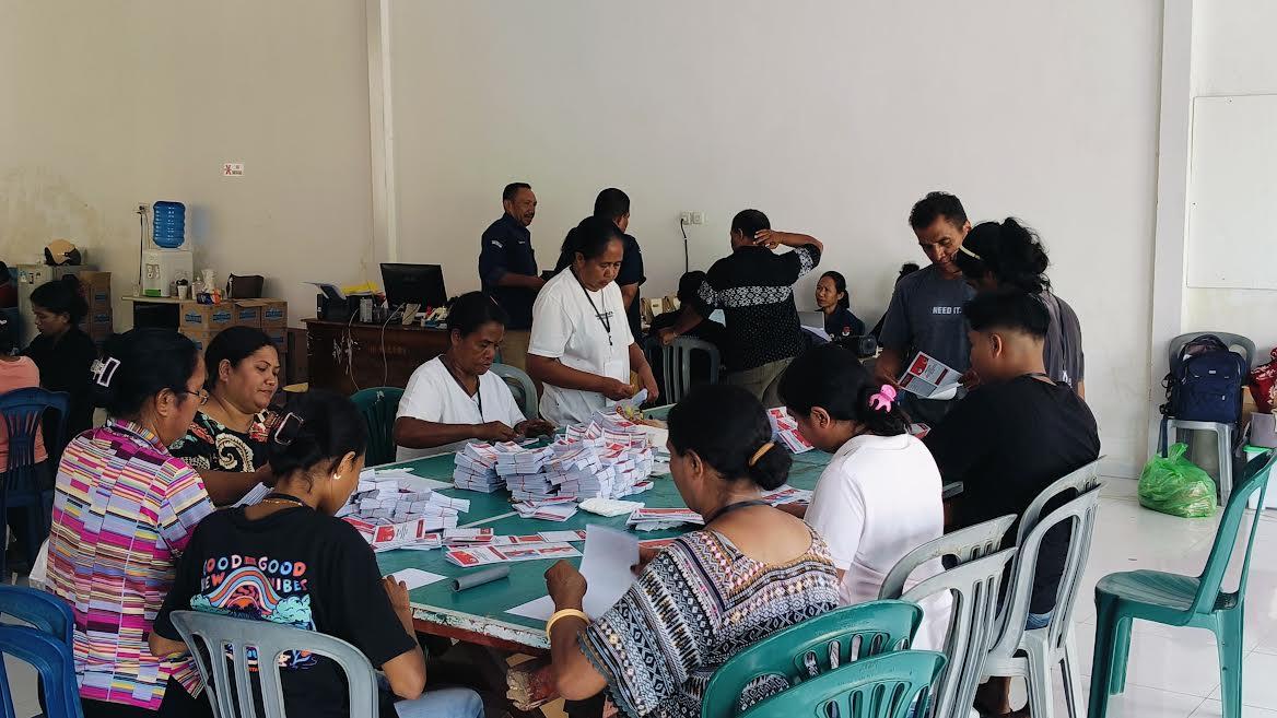 Pilkada Belu 2024, KPU Sortir dan Lipat Surat Suara