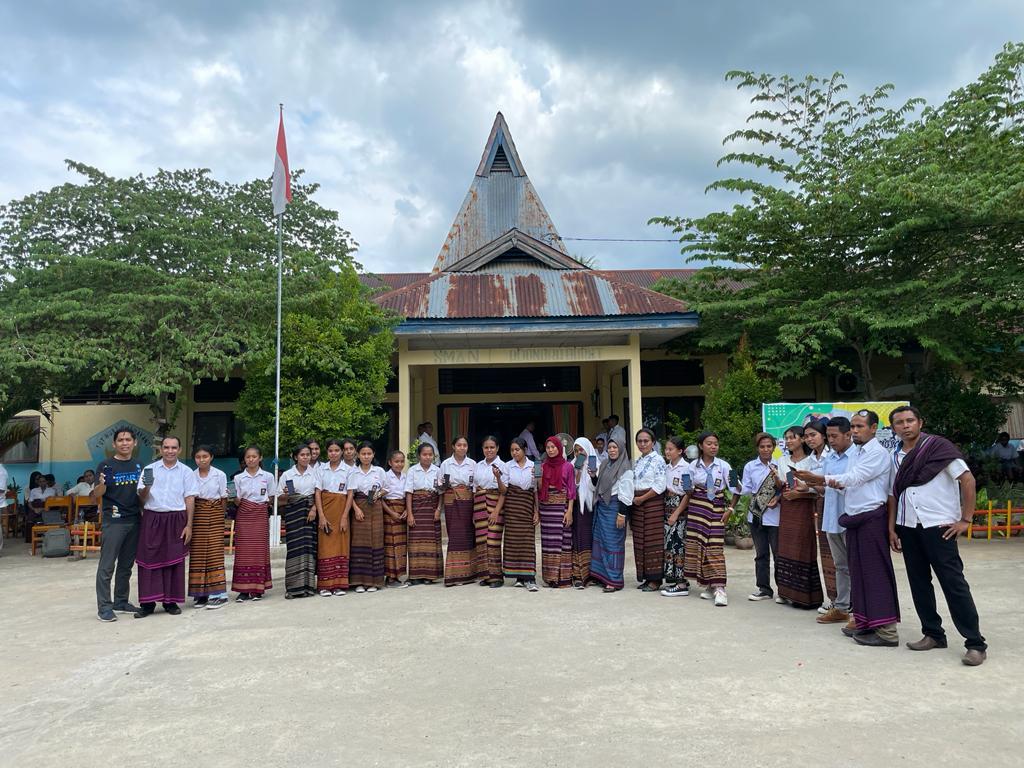 Sosialisasi Manfaat Aplikasi PLN Mobile dan Bahaya Listrik di SMAN 1 Adonara Barat