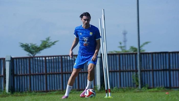 Sosok-penyerang-baru-Persib-Bandung-Andrew-Jung.jpg