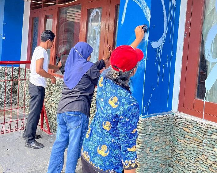 Staf-Dinas-Pemuda-dan-Olahraga-Kabupaten-Ende-bersihkan-coretan.jpg