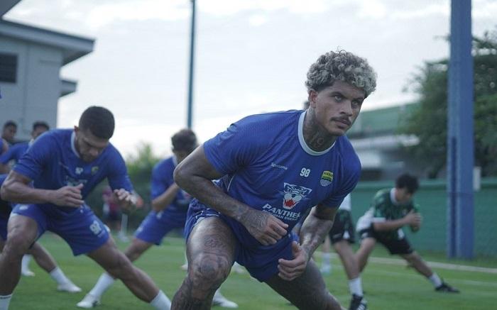 Striker-Persib-Bandung-Ramon-Tanque-latihan-fisik.jpg