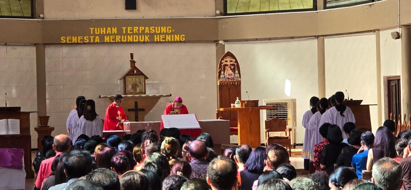 Pimpin Ibadah Jumat Agung di Katedral Atambua, Uskup Mgr. Dominikus : Keselamatan Lahir dari Kasih