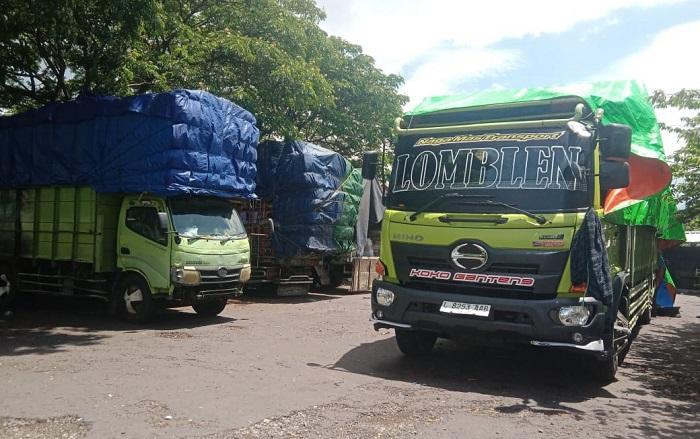 Kapal Tak Beroperasi, Truk Ekspedisi Menumpuk di Pelabuhan Feri Larantuka