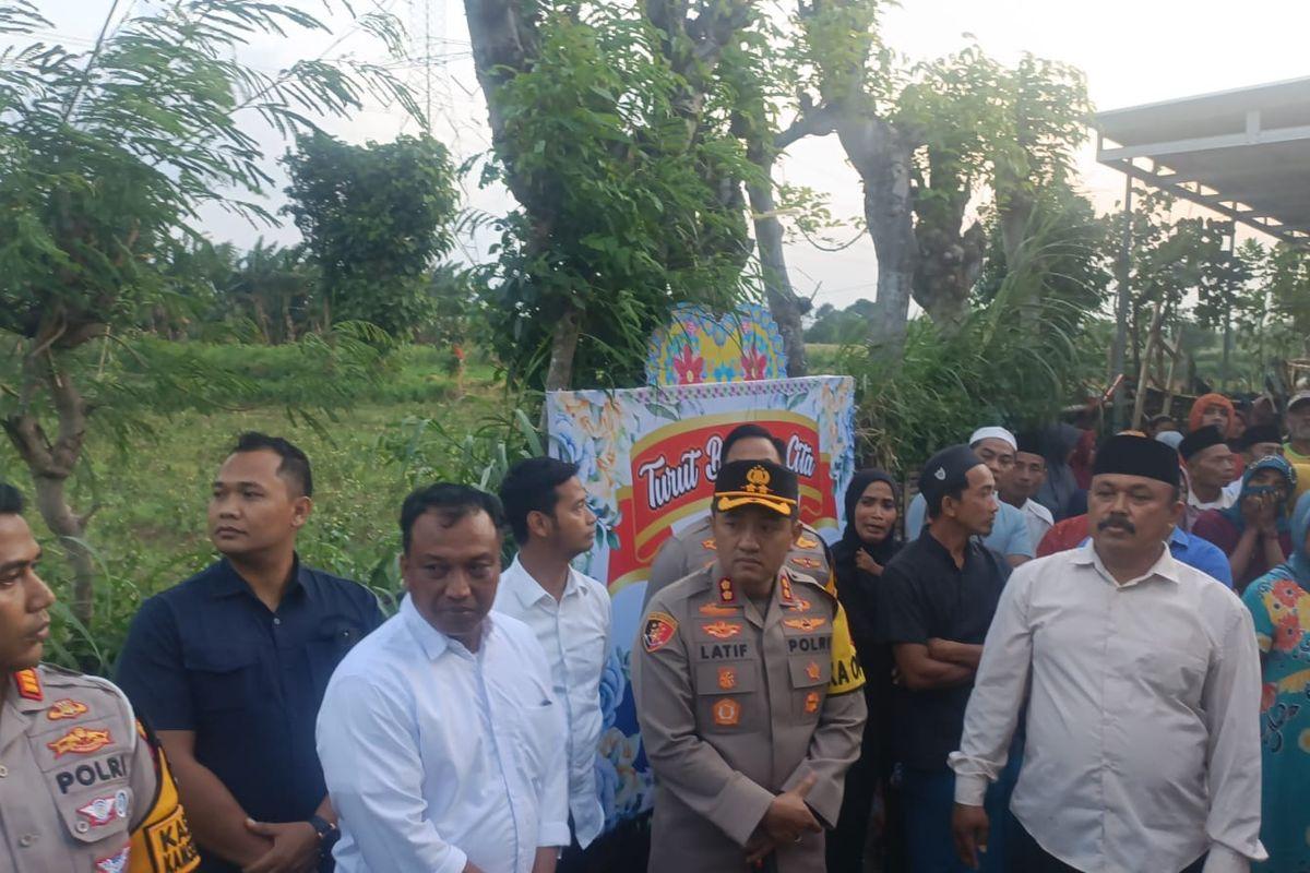 Suasana-di-halaman-depan-rumah-almarhum-Edi.jpg