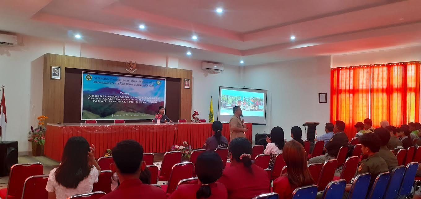 Suasana-diskusi-dalam-seminar-di-Aula-FPKP-Undana.jpg