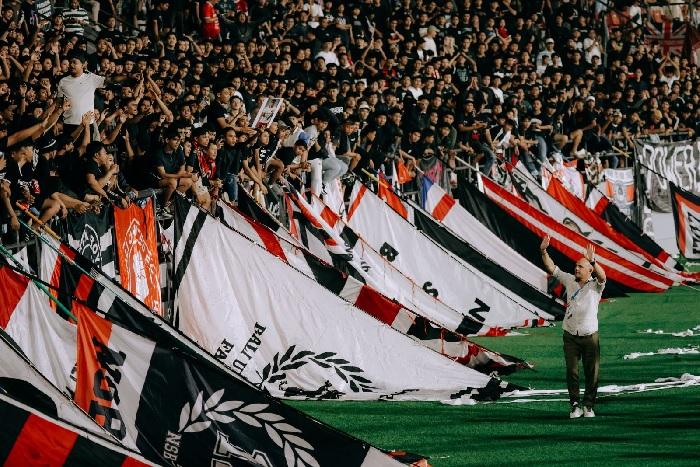 Suasana-kemeriahan-suporter-Bali-United.jpg