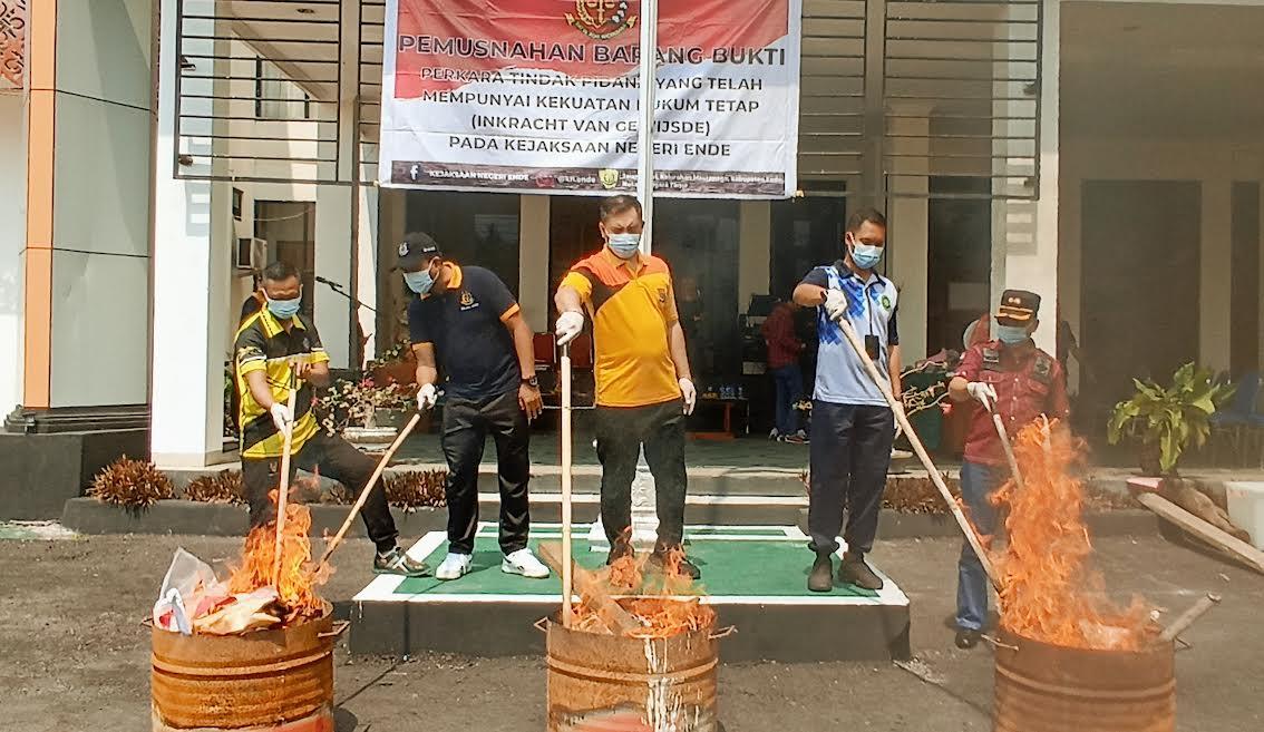 Kejari Ende Musnahkan Barang Bukti dan Barang Rampasan Perkara yang Mempunyai Kekuatan Hukum Tetap