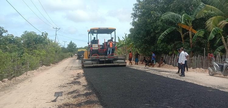 Suasana-pengaspalan-ruas-jalan-Matei-Eilode.jpg