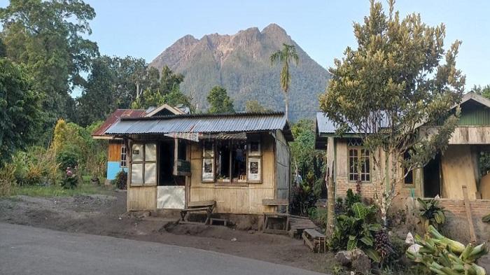 Suasana-perkampungan-warga-di-kaki-gunung-berapi-Egon-tepatnya-di-Dusun-Baokrenget.jpg
