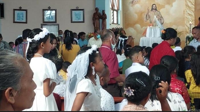 Suasana-saat-misa-komuni-pertama-di-Paroki-Hokeng-Desa-Hokeng-Jaya-Kecamatan-Wulanggitang.jpg