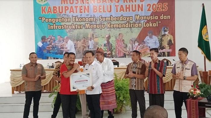 Sukses-Terapkan-Lima-Pilar-STBM-Pemprov-NTT-Berikan-Penghargaan-kepada-Pemkab-Belu.jpg