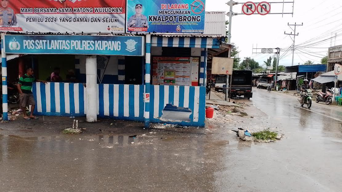 Kondisi TKP Laka Lantas Maut di Pos Lantas Oesao, Tembok Jebol dan Serpihan Motor Masih Tertinggal