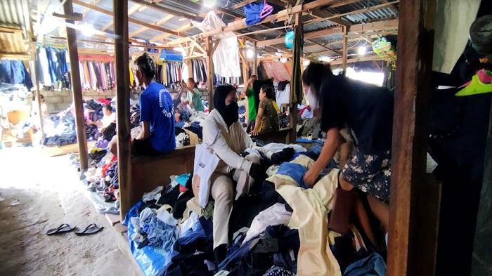 Bea Cukai Kupang Sita 18 Ball Pakaian Bekas dan 760 Liter BBM