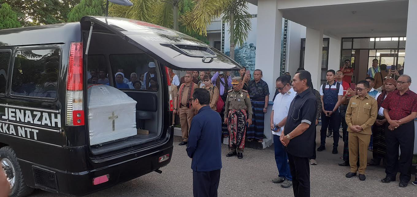 Tampak-para-pelayat-menteskan-air-mata-saat-mobil-ambulance-membawah-jenazah.jpg