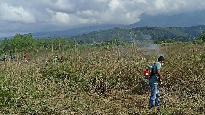 Pegawai Lingkup Pemkab Manggarai Timur Kerja Bakti di Pusat Pemerintahan di Lehong