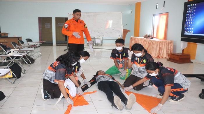 Tampak-tim-Basarnas-Kupang-sedang-memberikan-pelatihan.jpg