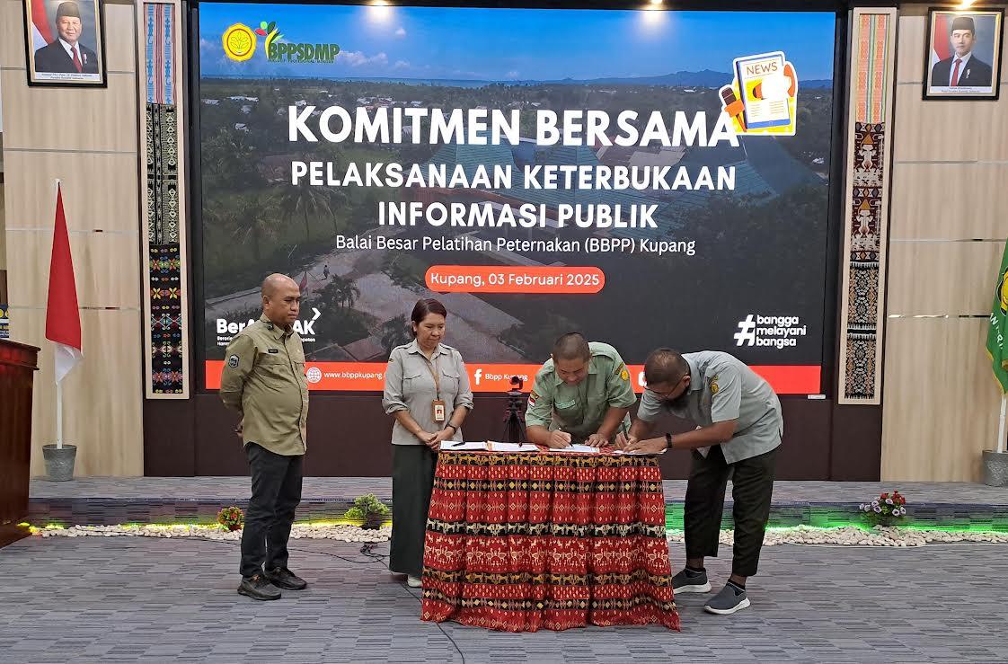 Tanda-tangan-komitmen-bersama-keterbukaan-informasi-publik.jpg