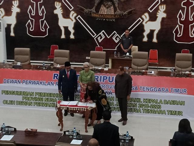 DPRD Provinsi NTT Umumkan Pemberhentian Viktor Bungtilu Laiskodat dan Josef Nae Soi