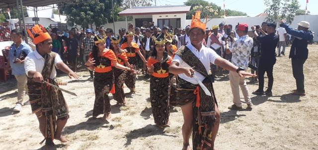Tarian Woleka Sambut Pasangan Gustaf-Soleman Daftar di KPU Sumba Barat Daya