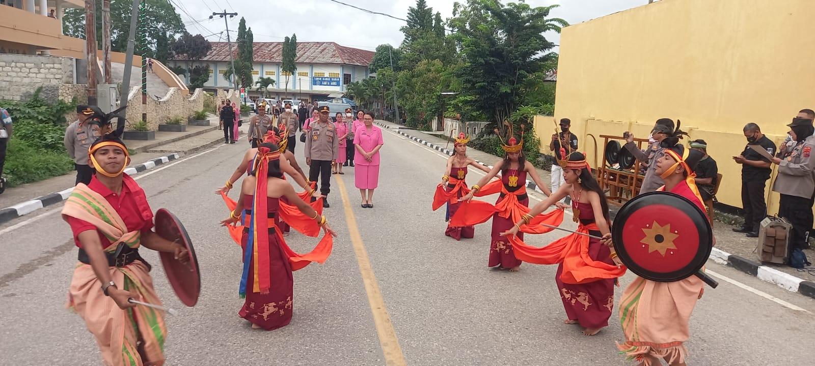 Bupati Yohanis Bersama Kapolres Sambut Kapolda NTT Saat Kunker di Sumba Barat