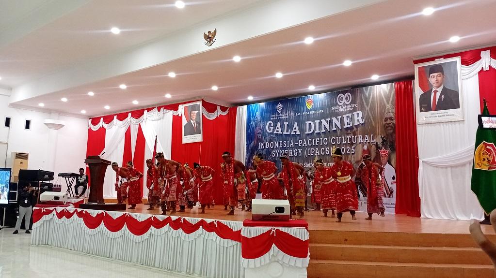 Tarian-Telsain-dari-Kabupaten-TTS-Hibur-Para-Delegesi-Saat-Gala-Dinner-IPACS-2025.jpg