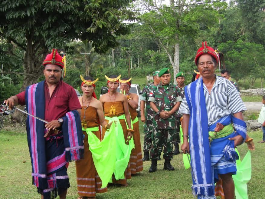 Warga Desa Laga Lete Sambut Kasrem Wira Sakti Kupang dengan Tarian Khas Sumba Barat Daya