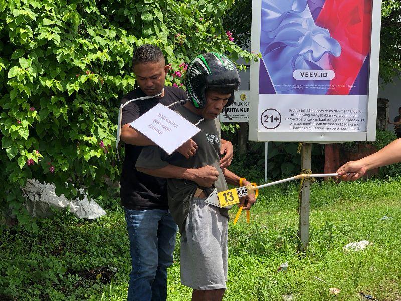 Emosi Warga Meledak, Bento Tertunduk Saat Peragakan Adegan Penikaman