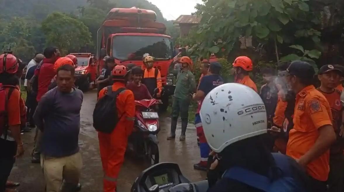 Tim-BPBD-Makassar-ikut-dalam-operasi-pencarian-pesawat-ATR-400-di-wilayah-Gunung-Bulusaraung.jpg