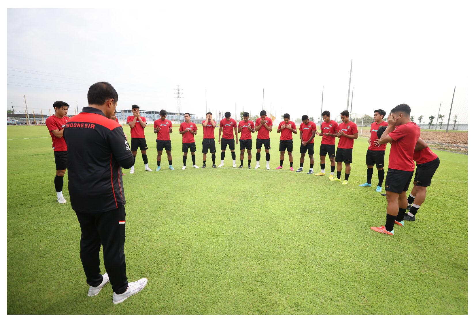 Tim-Indonesia-U22-sedang-berdoa-dipimpin-Coach-Indra-Sjafri.jpg