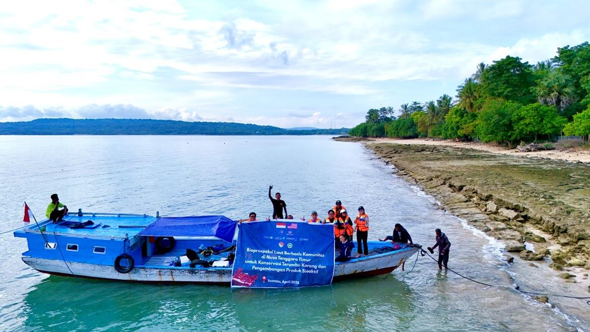 Tim-Penelitian-dan-Pengabdian-Undana-Kupang-saat-tiba-di-Desa-Uiasa-Kecamatan-Semau.jpg