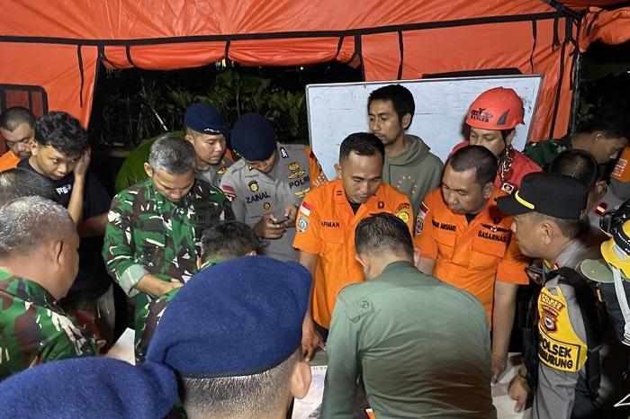 Tim-SAR-Gabungan-melakukan-monitoring-pencarian-Pesawat.jpg