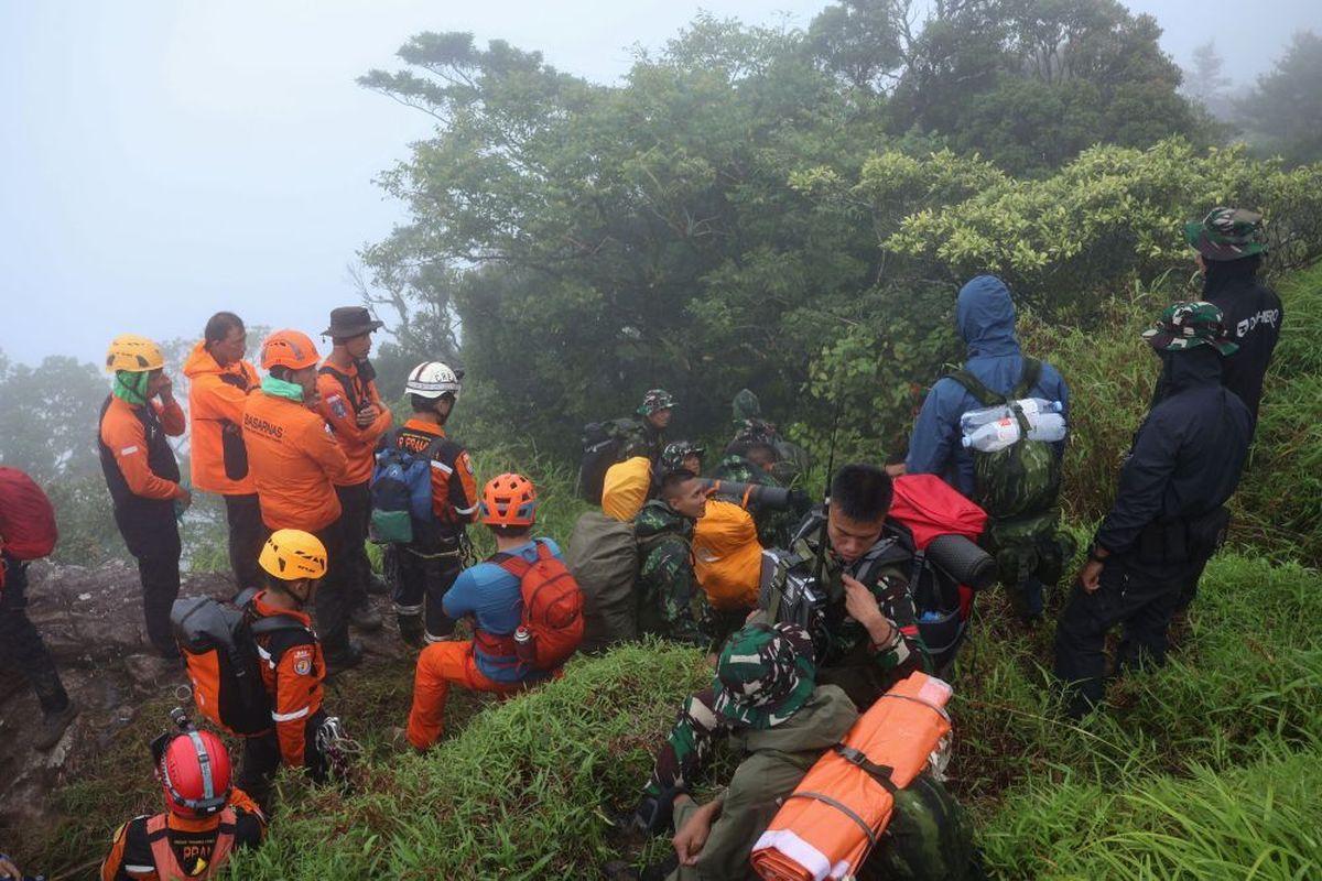 Tim-SAR-gabungan-mengantre-untuk-menuruni-lereng-gunung-saat-pencarian-korban.jpg