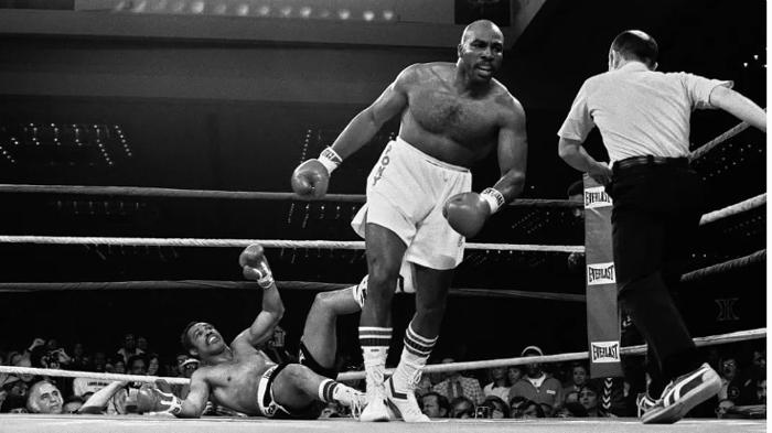 Tinju-Dunia-Bukan-Tyson-atau-Muhammad-Ali-Ini-Petinju-Dengan-Pukulan-Paling-Sadis-di-Kelas-Berat.jpg