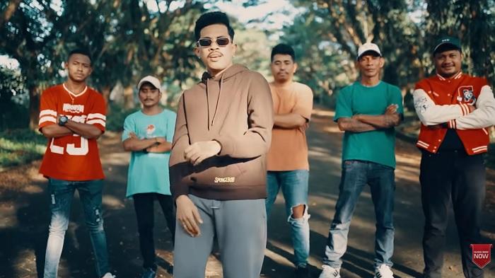 Toton-Caribo-dan-teman-teman-membawakan-lagu-Ngapain-Repot.jpg