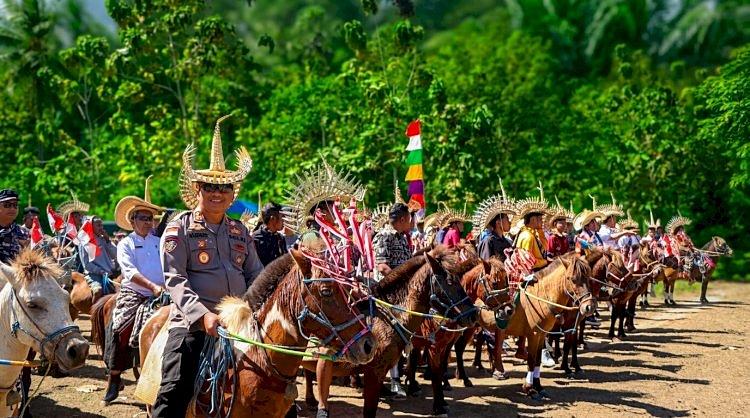 Sambil Tunggangi Kuda, Kapolres dan Forkopimda Rote Ndao Amankan Festival Hus Ndeo - Pos-kupang.com