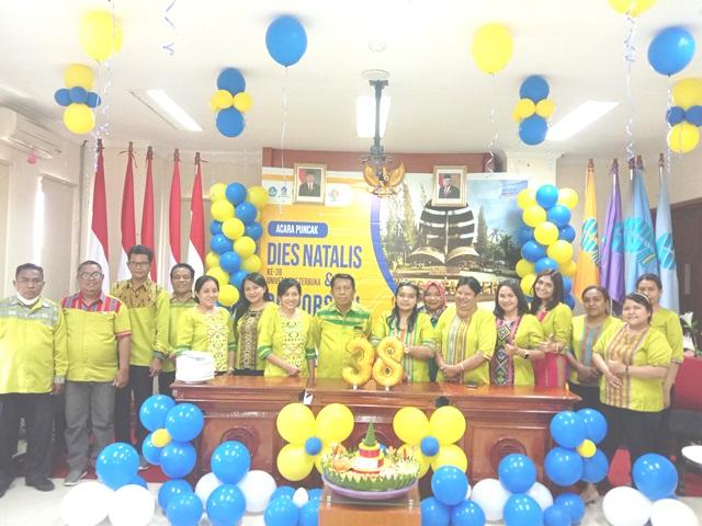 Dies Natalis ke-38 UT , UPBJJ UT Kupang Potong Tumpeng