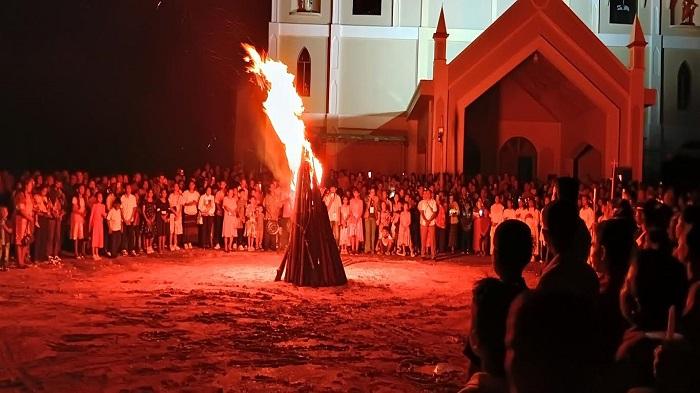 Pimpin Misa Malam Paskah, Pater Ferdinandus Ganti Ajak Umat Katolik Bebaskan diri  Dari Kebencian