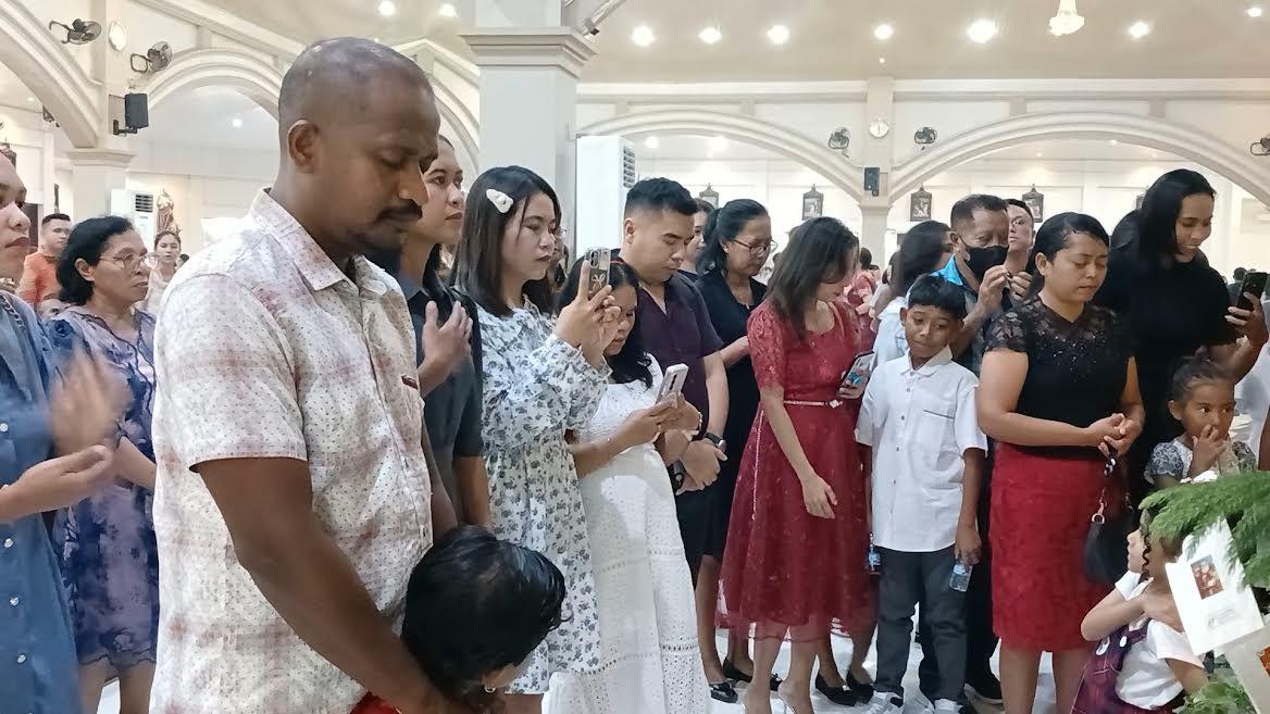 Rayakan Natal 2024, Umat Paroki Sta. Maria Assumpta Kupang Berdoa di Kandang Natal