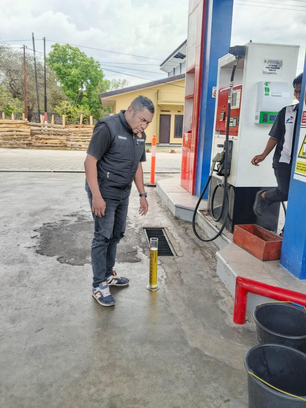 Unit-Tipidter-Polres-Kupang-Lakukan-Tera-BBM-Subsidi-di-SPBU-Tanah-Merah.jpg