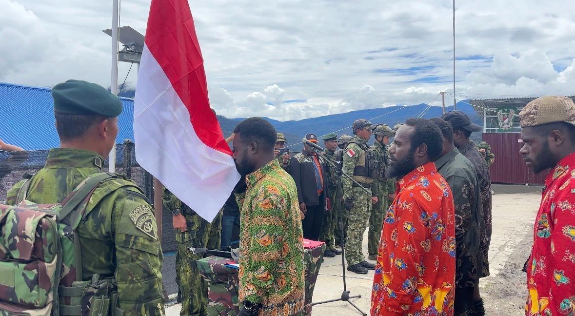 Upacara-ikrar-kembali-ke-NKRI-oleh-KKB-Papua-di-Kotis-Sinak.jpg