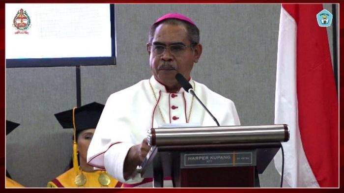 Uskup-Agung-Kupang-Mgr-Hironimus-Pakaenoni-saat-membawa-sambutan-dalam.jpg
